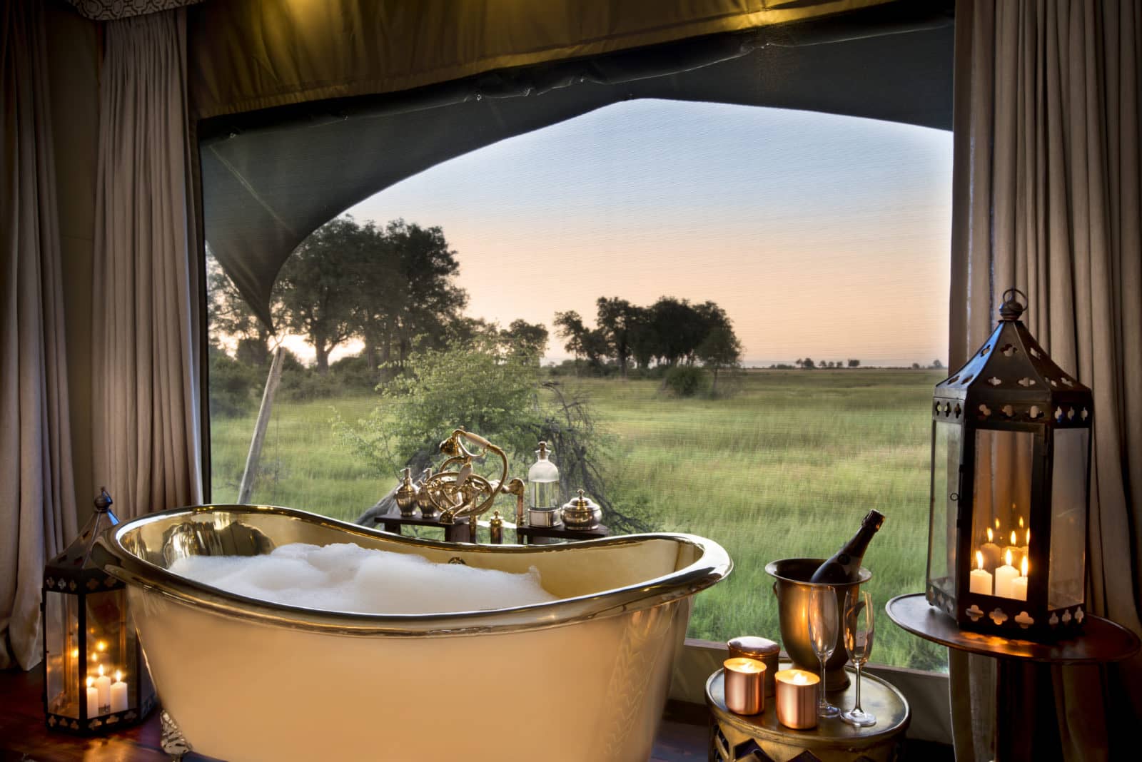 Duba Plains Guuest tent bathroom with bathrub overlooking floodplains